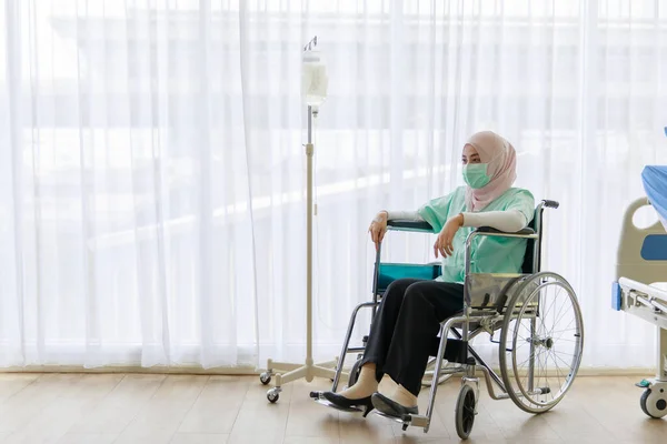 Portret Van Een Zieke Moslim Patiëntenjurk Gezichtsmasker Zittend Een Rolstoel — Stockfoto