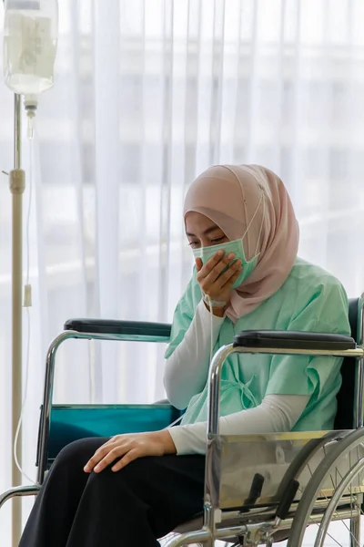 Portret Van Een Zieke Moslim Patiëntenjurk Gezichtsmasker Zittend Een Rolstoel — Stockfoto