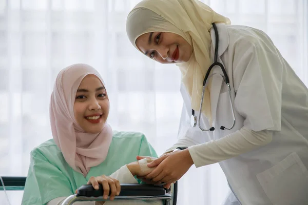 Mujer Joven Muslim Médico Hablando Animando Los Jóvenes Enfermos Muslim —  Fotos de Stock