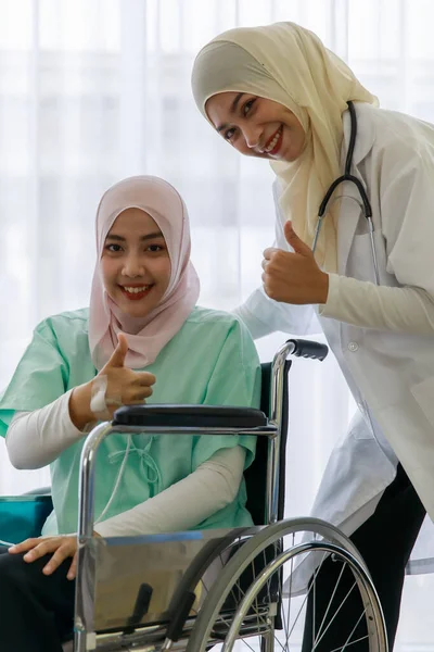 Mujer Joven Muslim Médico Hablando Animando Los Jóvenes Enfermos Muslim —  Fotos de Stock