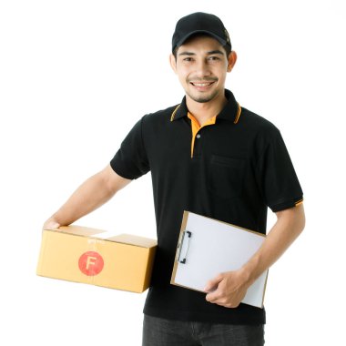 Çekici Asyalı teslimatçı paketi sağ elinde ve teslimat kağıdı sol elinde tutuyor. İzole edilmiş beyaz arka planda siyah üniformalı kurye portresi. E-ticaret iş konsepti