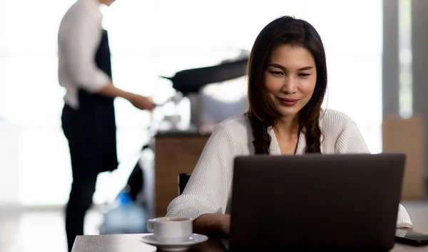 Rapariga Negócios Sorridente Trabalhando Com Laptop Mulher Negócios Asiática Feliz — Fotografia de Stock