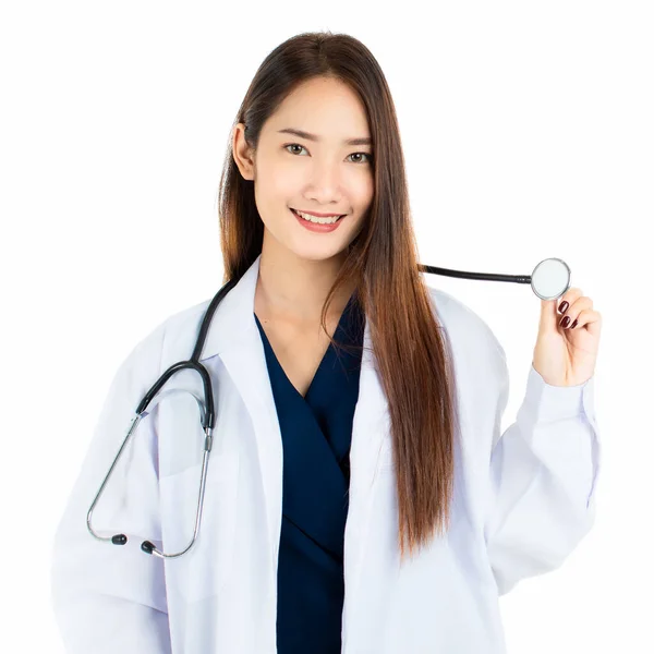 Junge Asiatin Medizinischer Robe Lächelt Und Blickt Während Der Arbeit — Stockfoto