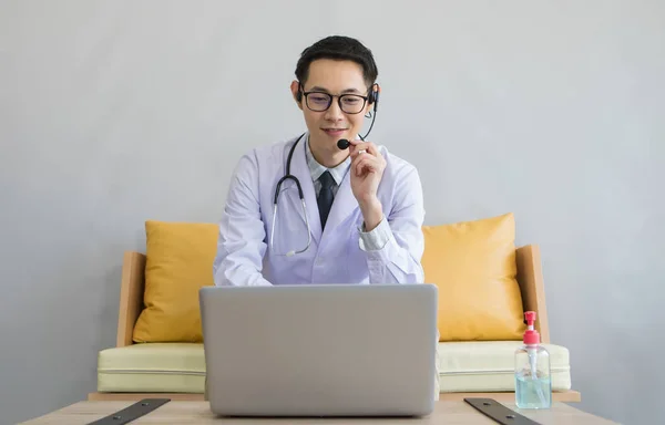 Sonriente Médico Hombre Étnico Bata Blanca Auriculares Celebración Consultas Línea — Foto de Stock