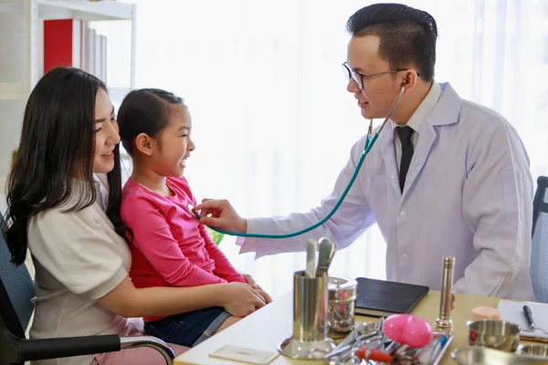 Jeune Homme Asiatique Dans Des Lunettes Avec Stéthoscope Cliquetis Examiner — Photo