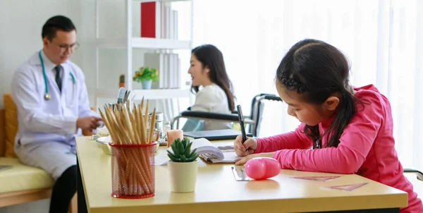 Sorrindo Menina Asiática Foco Desenho Bloco Notas Enquanto Mãe Comunica — Fotografia de Stock