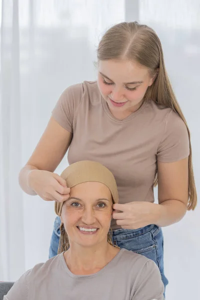 Eine Junge Und Wunderschöne Dankbare Tochter Die Dabei Hilft Ein — Stockfoto