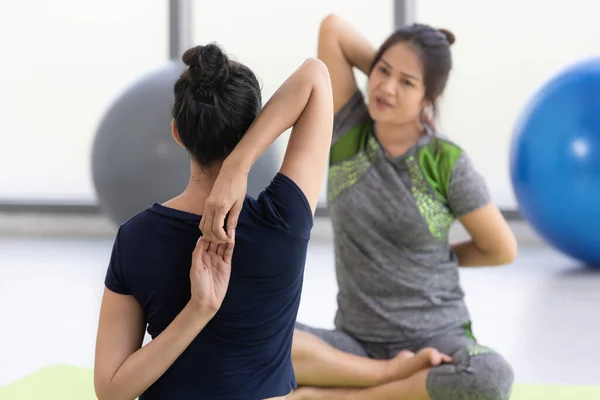 Focus Rug Aziatische Vrouw Trainer Zitten Training Aan Klant Lid — Stockfoto