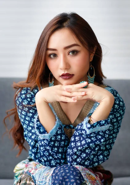 Ung Vacker Söt Asiatisk Flicka Klädd Zigenare Stil Nonchalant Kläder — Stockfoto