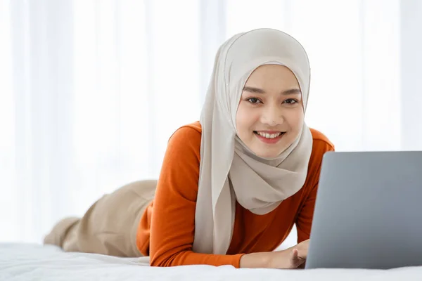 Hoş Güzel Bir Asyalı Müslüman Yatakta Uzanıyor Tablet Bilgisayar Kullanıyor — Stok fotoğraf