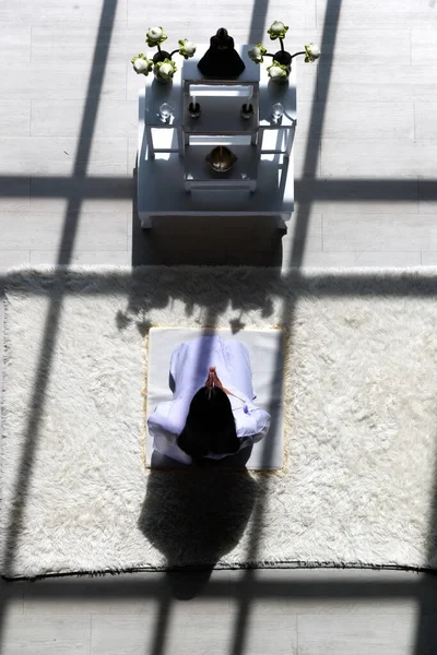Beyaz Elbiseli Budist Bir Adam Sunak Masasının Önünde Oturmuş Buda — Stok fotoğraf