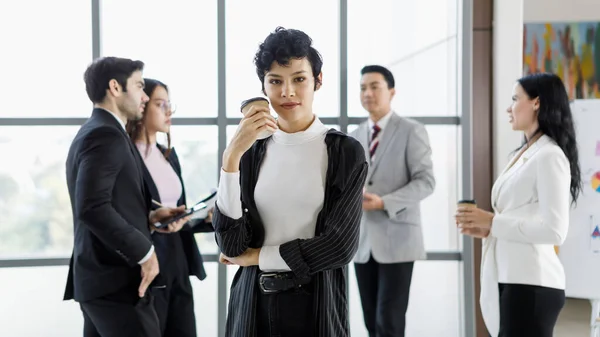 Urocza Kobieta Stojąca Przed Grupą Różnorodnych Biznesmenów Która Rozmawia Razem — Zdjęcie stockowe