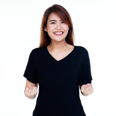 Güzel, sağlıklı, siyah tişörtlü bir bayanın heyacanlı portresi ayakta duruyor ve zaferini kutlamak için yumruklarını sıkıyor.