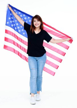 Siyah gömlekli, kot pantolonlu, güzel, sağlıklı bir kadının çekici bir portresi. Sevgili ulusal bayrağıyla omzunda gülümsüyor.