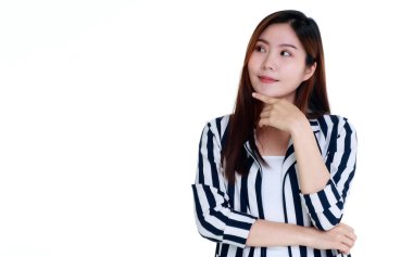 Siyah beyaz çizgili takım elbiseli genç sağlıklı bir iş kadınının çekici bir portresi. Yukarı bakıyor ve uygun bir teklif sunmayı düşünüyor.