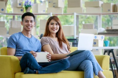 Erkek ve kadın aşıklar online iş yapıyorlar. Modern insanlar ve girişimci işletme sahipleri için kavram.