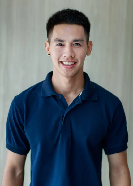 Vnitřní Portrét Mladého Pohledného Muže Modré Košili Stojící Úsměvem Šťastný — Stock fotografie