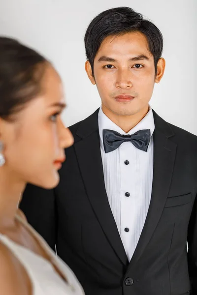 Selektiver Fokus Eines Jungen Attraktiven Asiatischen Mannes Schwarzen Smoking Und — Stockfoto