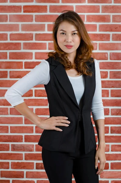 Porträtt Medelålders Attraktiv Asiatisk Kvinna Svart Väst Och Vit Shirt — Stockfoto