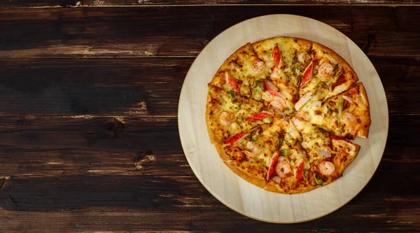 Achtergrond Banner Close Gedecoreerde Zelfgemaakte Zeevruchten Pizza Met Garnalen Krab — Stockfoto