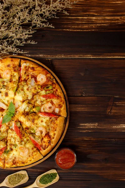 Verticale Foto Van Zelfgemaakte Zeevruchten Pizza Met Garnalen Ananas Paprika — Stockfoto