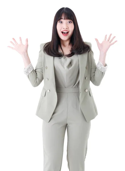 灰色のスーツ姿のスタイリッシュなストレートヘアで 手を上げてカメラを見ている楽観的なアジアの実業家の垂直ポートレート 興奮した女は大声で叫ぶ — ストック写真