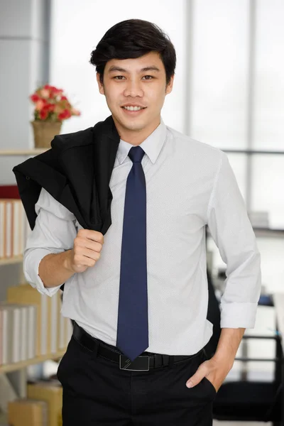 Retrato Vertical Del Joven Empresario Asiático Con Una Atractiva Sonrisa — Foto de Stock