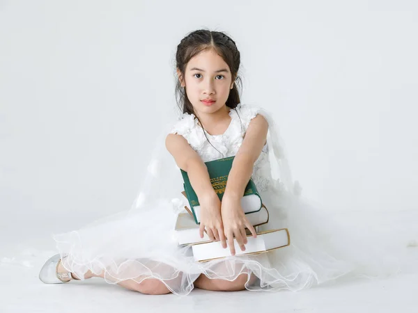 Retrato Estudio Disparo Chica Bonita Asiática Lleva Princesa Blanca Vestido —  Fotos de Stock