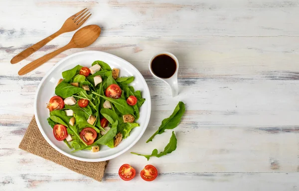Salada Espinafre Fresca Com Tomate Pequenos Pedaços Ervas Assadas Frango — Fotografia de Stock