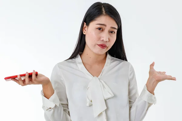 Mujer Negocios Hermosa Asiática Vistiendo Camisa Blanca Sosteniendo Teléfono Móvil — Foto de Stock