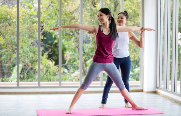 Jovencita Practica Yoga Con Mano Izquierda Apuntando Hacia Arriba Con — Foto de Stock