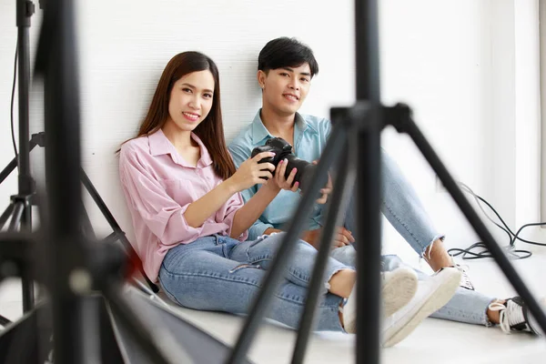 Aziatisch Jong Goed Uitziende Tiener Mannelijke Fotograaf Houden Volledige Frame — Stockfoto