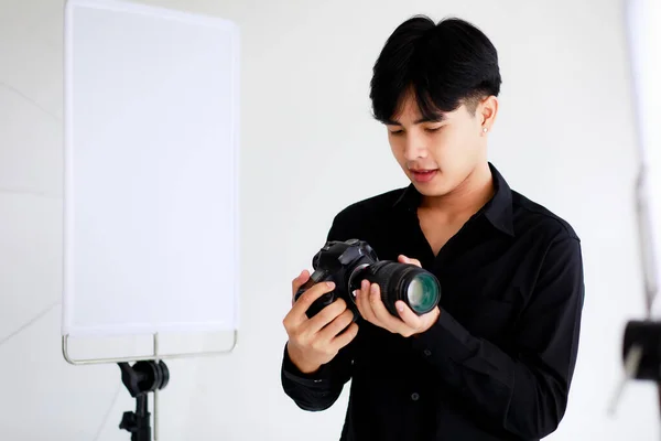 Aziatisch Knap Man Fotograaf Dragen Casual Zwart Shirt Holding Camera — Stockfoto