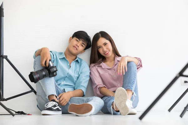 Asiatiska Unga Snygga Tonåring Manliga Fotograf Hålla Full Ram Dslr — Stockfoto