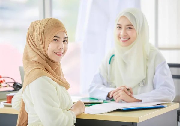 Horizontale Porträtaufnahme Einer Attraktiven Lächelnden Erwachsenen Muslimin Mit Braunem Hijab — Stockfoto