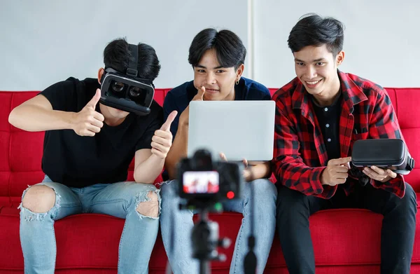 Ázsiai Férfi Barátok Headset Laptop Kanapén Forgatás Videó Technológia Blog — Stock Fotó