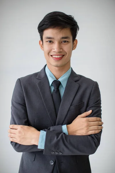 Feliz Hombre Negocios Asiático Traje Sosteniendo Mano Cruzada Pecho Mirando —  Fotos de Stock