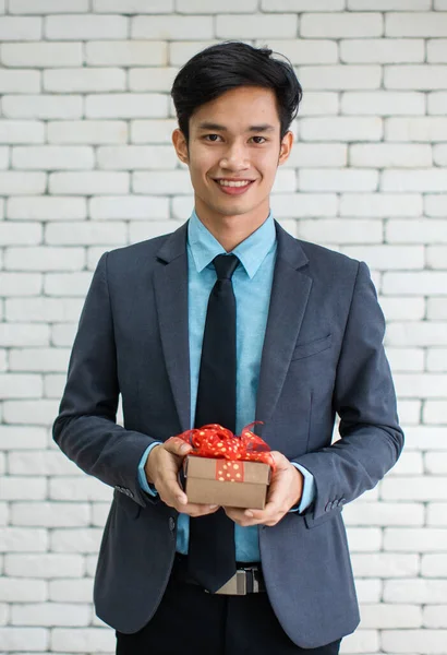 Gelukkig Aziatische Zakenman Met Gift Box Glimlachen Kijken Naar Camera — Stockfoto