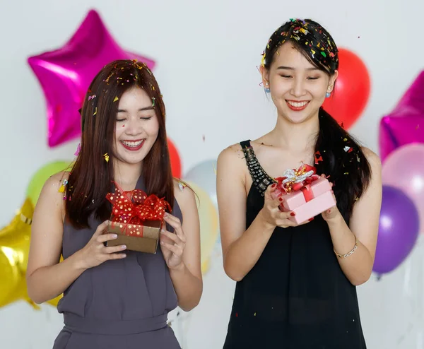 Optimiste Jeunes Femmes Asiatiques Mignonnes Avec Des Boîtes Cadeaux Debout — Photo