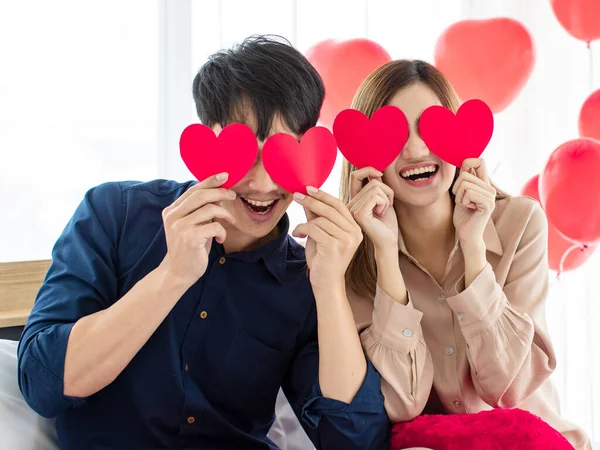 Juguetones Asiáticos Amantes Del Hombre Mujer Sonriendo Sosteniendo Corazones Papel — Foto de Stock