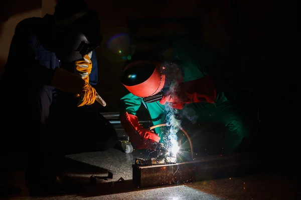 Les Mécaniciens Font Des Heures Supplémentaires Peine Nuit Dans Une — Photo