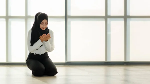 Young Beautiful Asian Muslim Woman Black Veil Sitting Floor Praying — Stock Photo, Image