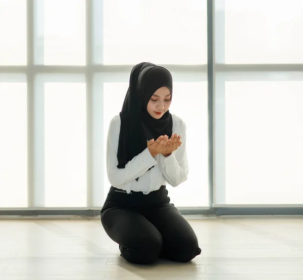 Young Beautiful Asian Muslim Woman Black Veil Sitting Floor Praying — Stock Photo, Image