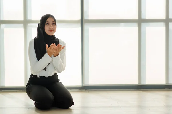 아름다운 아시아인 이슬람 베일을 바닥에 존경심을 가지고 차분하게 기도하는 — 스톡 사진