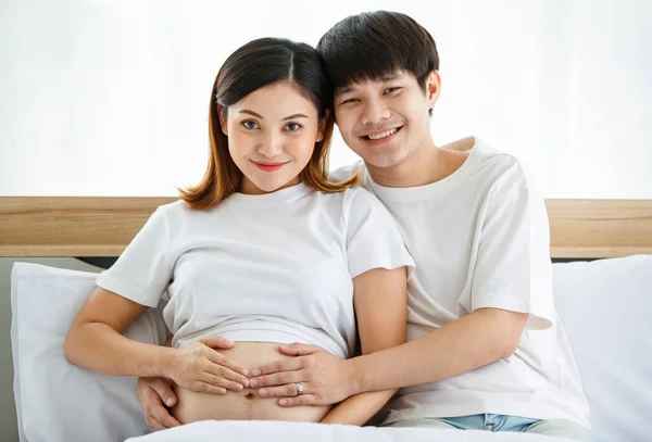 Retrato Hombre Una Mujer Asiáticos Guapos Con Camisón Blanco Sentados — Foto de Stock