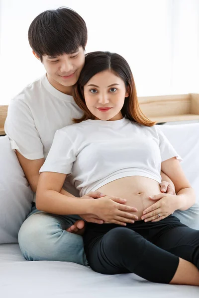 Retrato Una Encantadora Pareja Joven Vestida Casualmente Sentados Una Cama — Foto de Stock