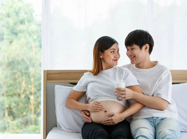 Happy Healthy Family Concept Picture Young Couple Sitting Bed Together — Stock Photo, Image