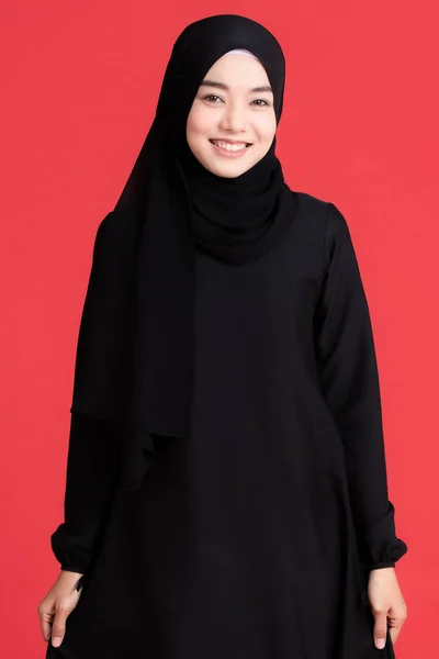 Mooie Islamitische Aziatische Vrouw Met Zwarte Hijab Staande Houding Lachend — Stockfoto