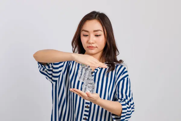 Zdjęcie Portretowe Młodej Azjatki Trzymającej Pustą Plastikową Butelkę Ściskającej Recyklingu — Zdjęcie stockowe
