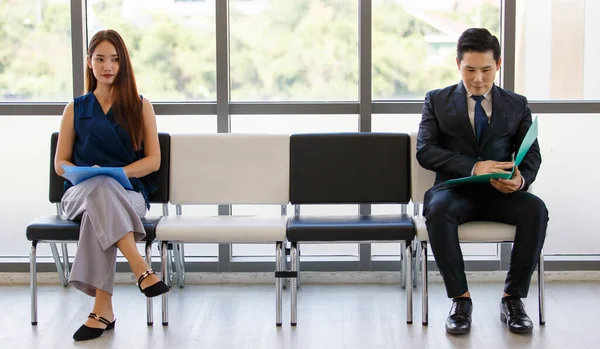 Confiante Asiático Masculino Feminino Candidatos Com Pastas Sentado Corredor Escritório — Fotografia de Stock
